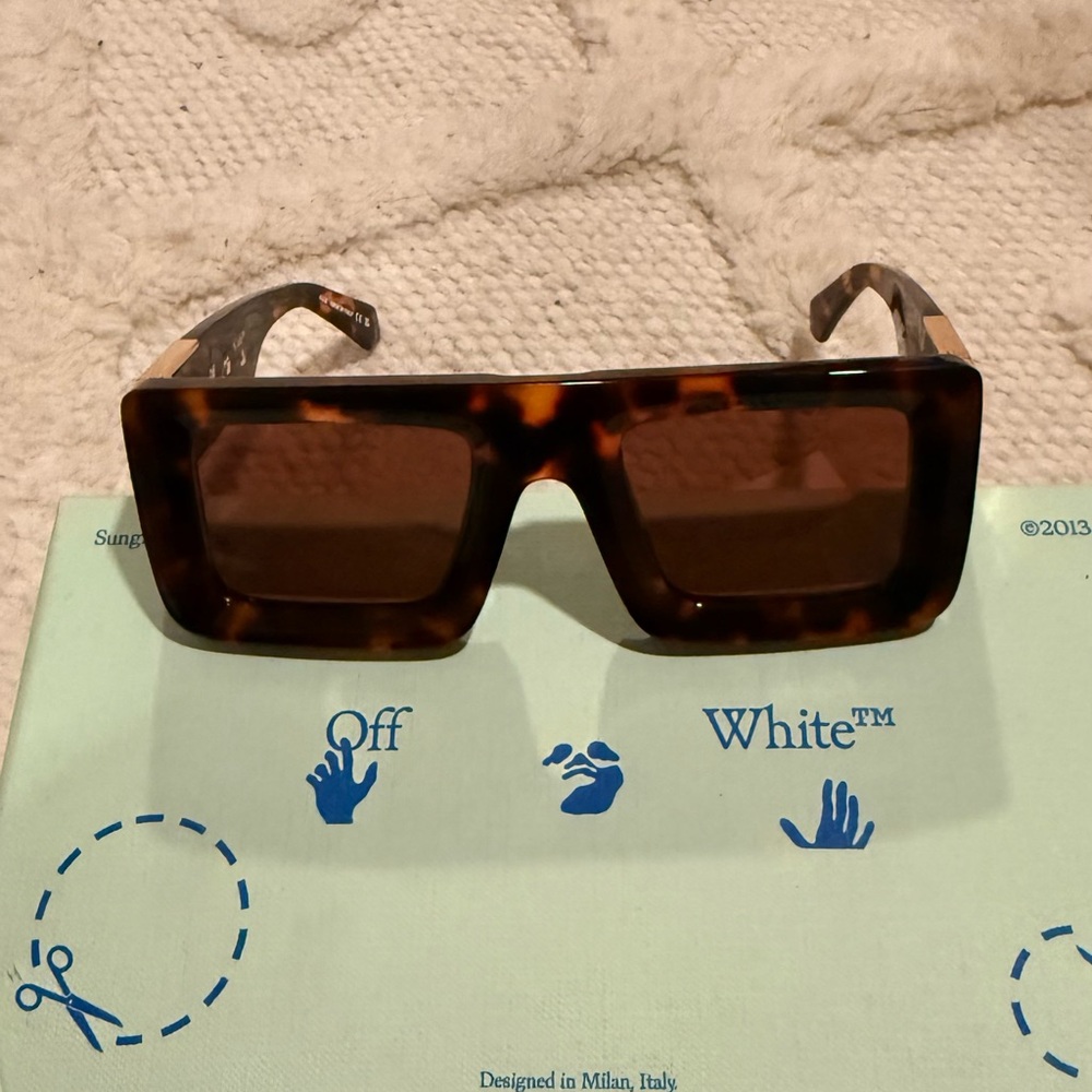 Brand NEW Off-White Eyewear
Arrows-motif tinted sunglasses